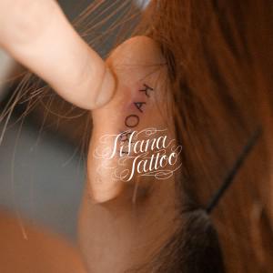 耳に文字のタトゥー