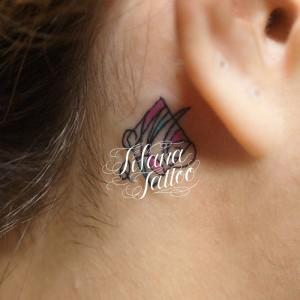 耳のワンポイントタトゥー