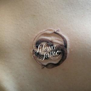 ２匹の蛇のタトゥー