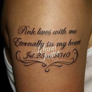 英文と日付のレタリングタトゥー