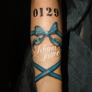 青いリボンのタトゥー