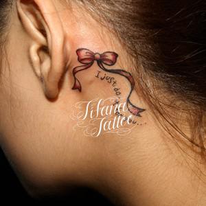 赤いリボンのワンポイントタトゥー