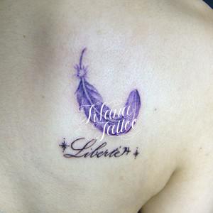 紫色の羽のガールズタトゥー