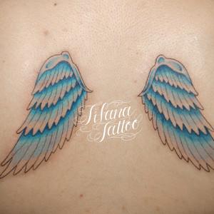 青い翼のタトゥー