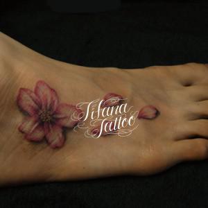 桜のガールズタトゥー