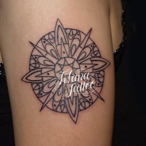 円形の幾何学模様のタトゥー