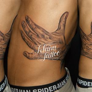 脇腹を掴む手のタトゥー