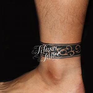 足首1周のトライバルタトゥー