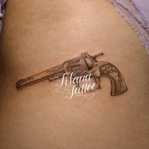 拳銃のタトゥー