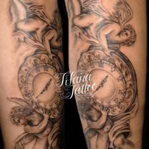 天使と時計のタトゥー