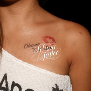 ハワイ語とキスマークのタトゥー