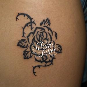 薔薇のトライバルタトゥー