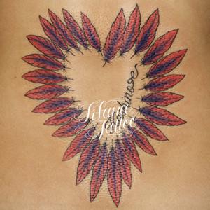 羽でハートのタトゥー