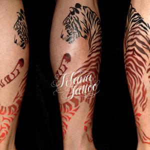 ３色のトライバルタトゥー