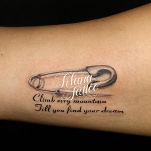 安全ピンと文字のタトゥー