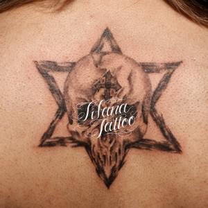 スカルと六芒星のタトゥー