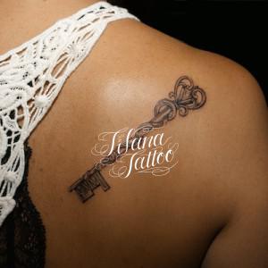 鍵のガールズタトゥー