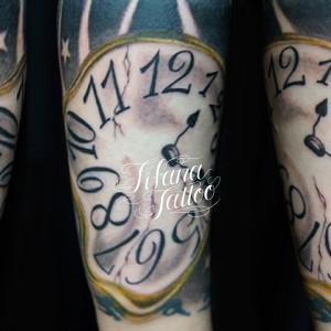 歪んだ時計のタトゥー