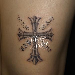 クロスと日付のタトゥー