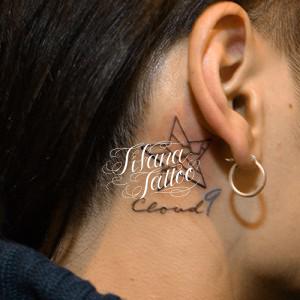 ヒビが入った星のタトゥー