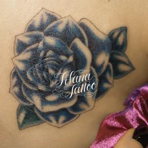 ダークブルーの薔薇のタトゥー
