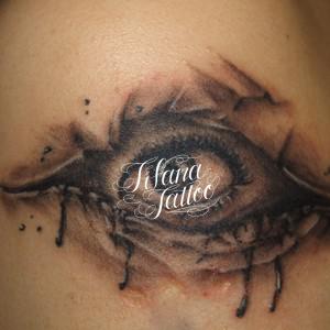 グロテスクな目のタトゥー