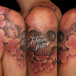 スカルとプルメリアのタトゥー