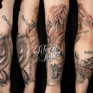 蛇と砂時計のタトゥー