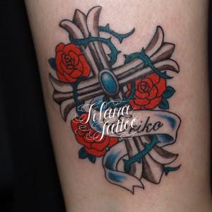 クロスとバラのタトゥー