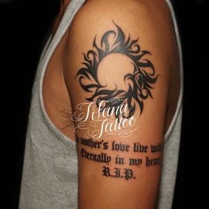 太陽・文字のタトゥー