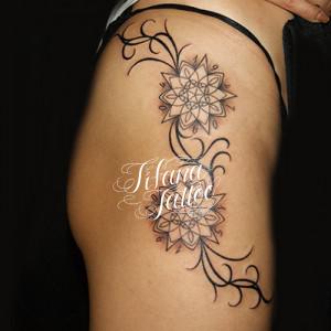 花の幾何学模様とトライバルタトゥー