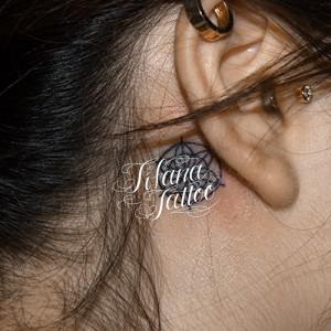 幾何学模様のワンポイントタトゥー