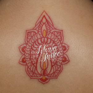 赤いヘナ柄のタトゥー