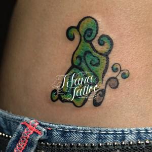 緑の蝶のガールズタトゥー