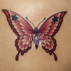 ピンクの蝶のタトゥー