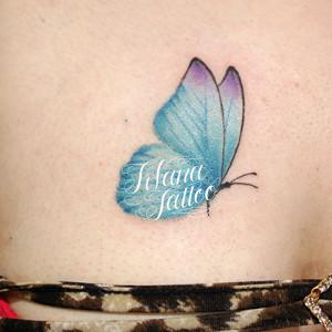 水色の蝶のガールズタトゥー