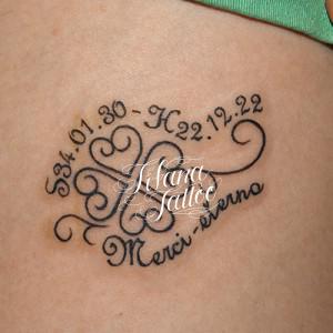 クローバーと文字のタトゥー