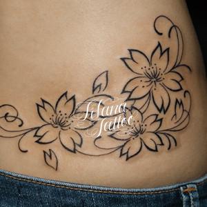 桜のトライバル調のタトゥー