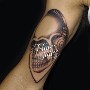 ヘッドフォンをつけたスカルのタトゥー