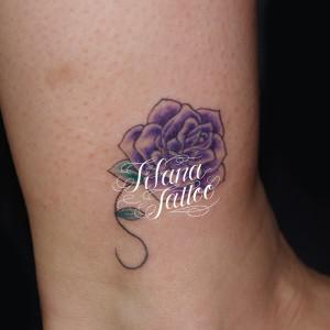 紫色のバラのワンポイントタトゥー