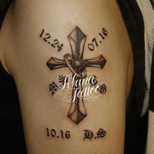 クロスとリングのタトゥー