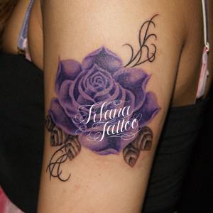 紫色の薔薇のタトゥー