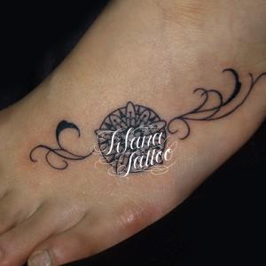 花の幾何学模様のガールズタトゥー