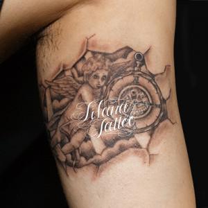天使と懐中時計のタトゥー