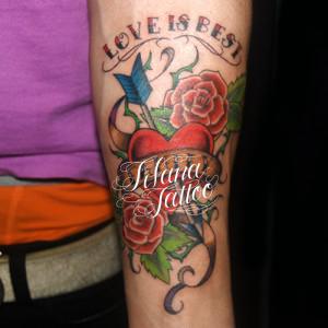 ハートと薔薇のタトゥー