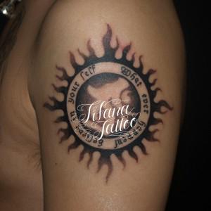 太陽と梵字のタトゥー