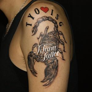 蠍と文字のタトゥー