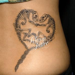 ハート型|恐竜の骨のタトゥー