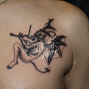 楽器を奏でる悪魔のタトゥー