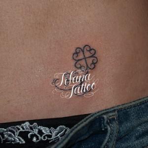 クローバーのワンポイントタトゥー